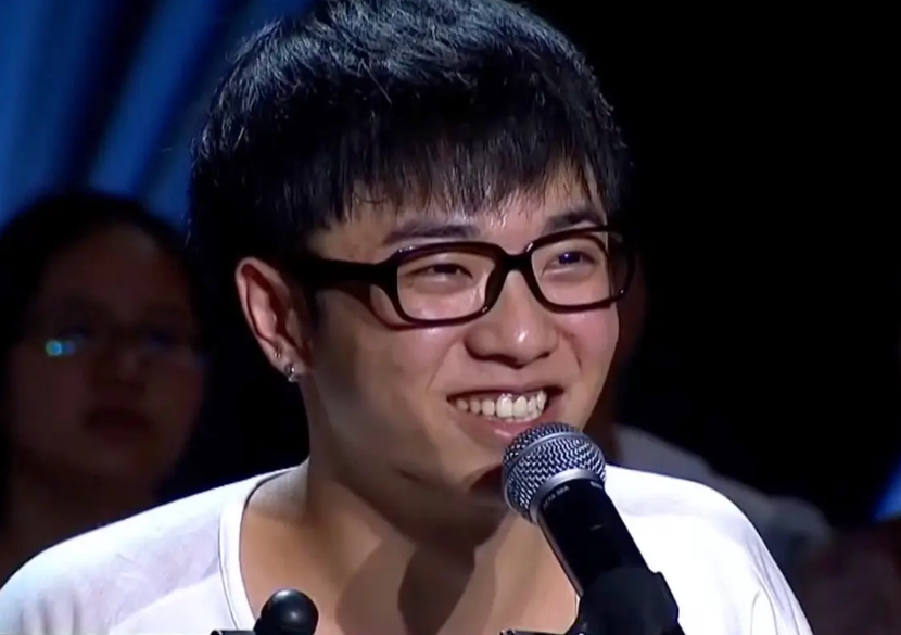 看过华晨宇《快男比赛》的人应该知道,当时华晨宇的长相是偏向呆萌的