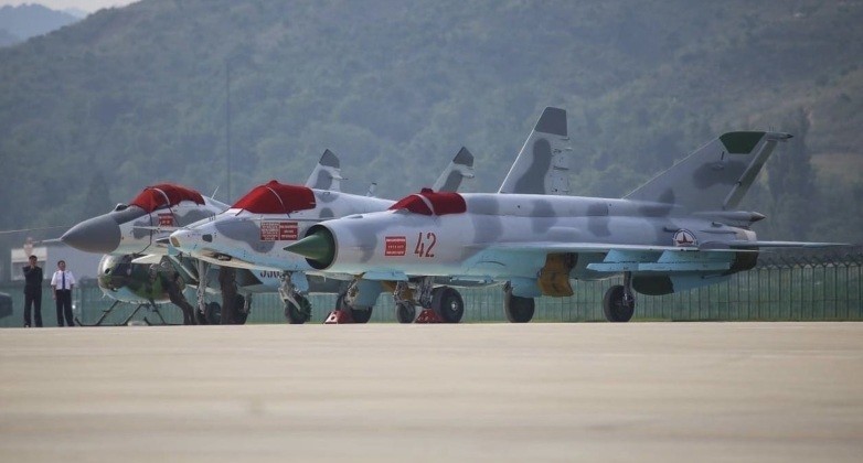 朝鲜180架老式战机升空，面对美韩战机毫无优势，可以学习乌克兰空军做法