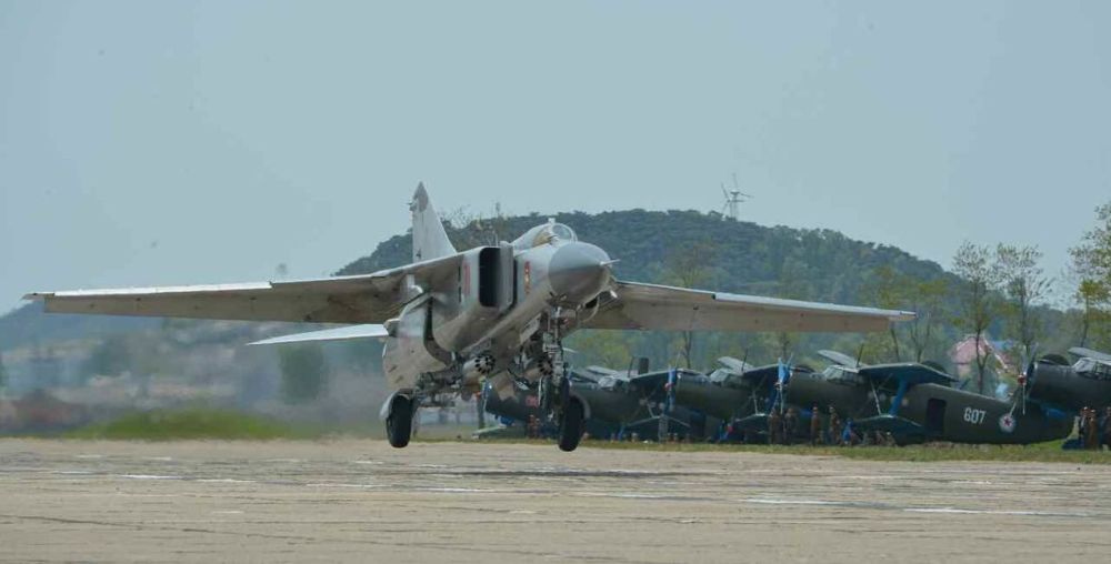 朝鲜180架老式战机升空，面对美韩战机毫无优势，可以学习乌克兰空军做法