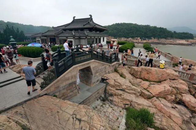 普陀山三寺: 普濟禪寺,法雨禪寺,慧濟禪寺;普陀山三寶: 多寶塔,楊枝