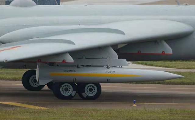 高超音速导弹是个大亮点,除了公开展示055标配的鹰击21出口版yj-21e