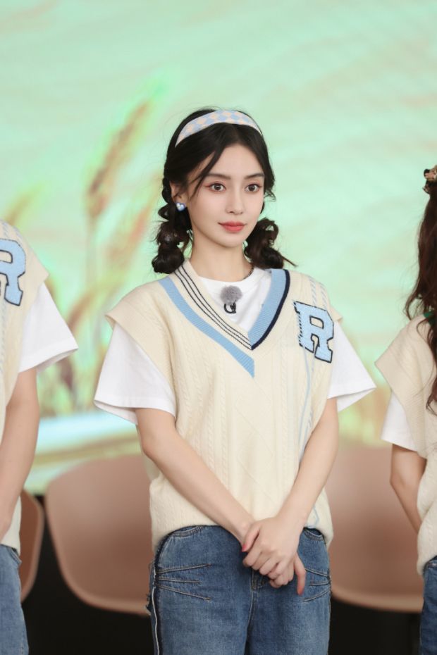 angelababy学院风写真释出扎双麻花辫乖巧甜美