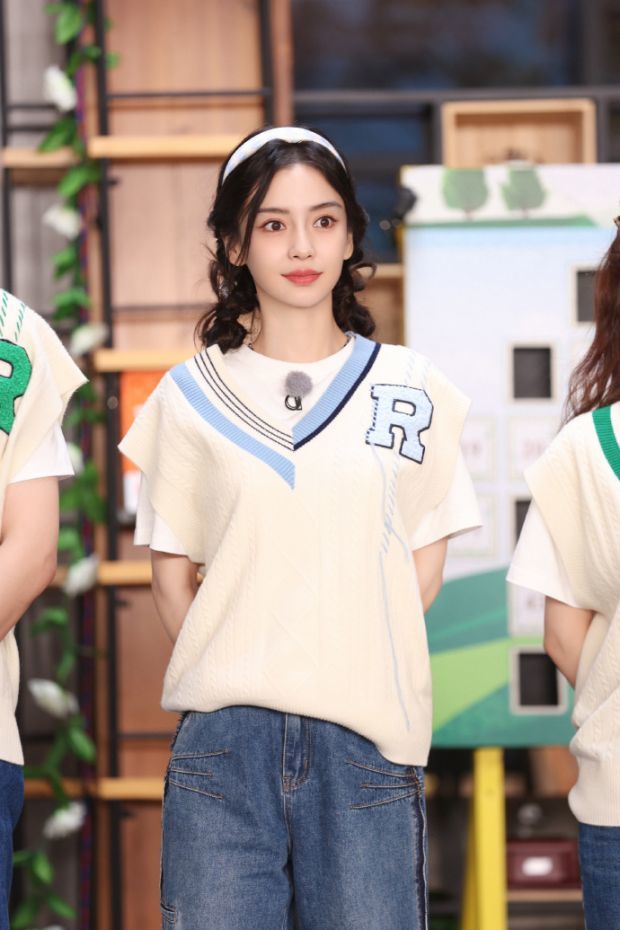 angelababy学院风写真释出 扎双麻花辫乖巧甜美