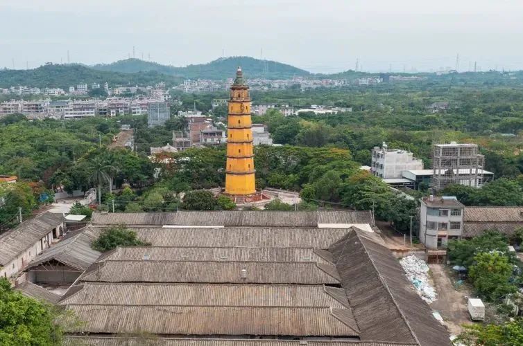 登上塔顶凭栏远眺,远近风物尽收眼底,南瞰普邑故城洪阳镇全貌,北望