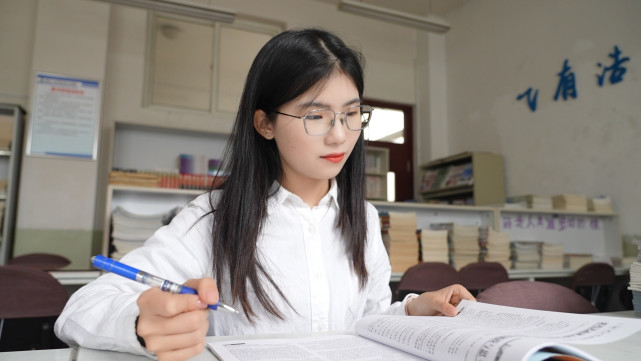 00后老师来啦!首期对话烟台第十三中学化学教师周嘉宁