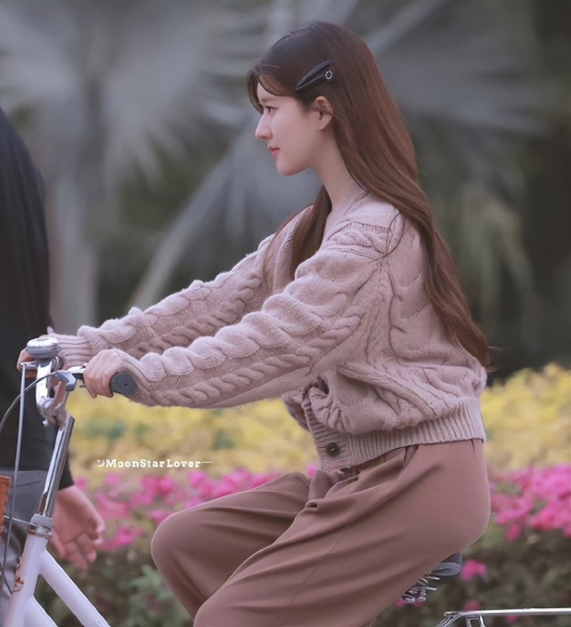 骑车的女子韩剧图片