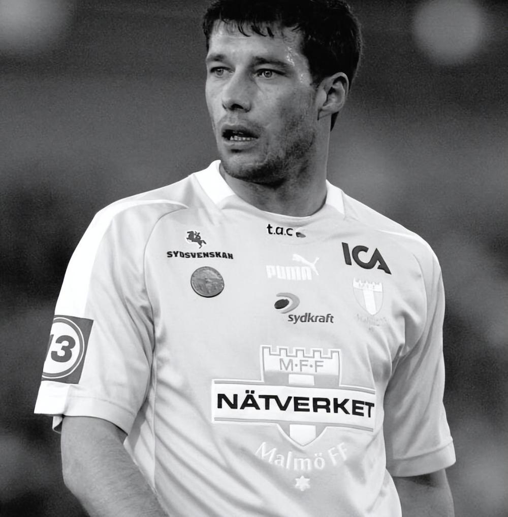 波兰48岁争议足球名宿去世 当年欧冠戏耍希曼破门杀得曼联众神阵脚