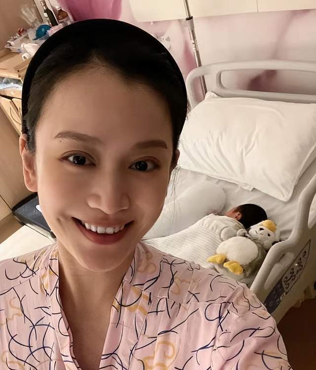 女星隋源官宣生子,晒宝宝照片模样可爱,曾演冯小刚电影