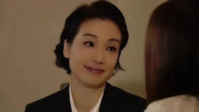 51岁江美仪:膝下无儿无女,给宠物狗喂冬虫草,灵芝