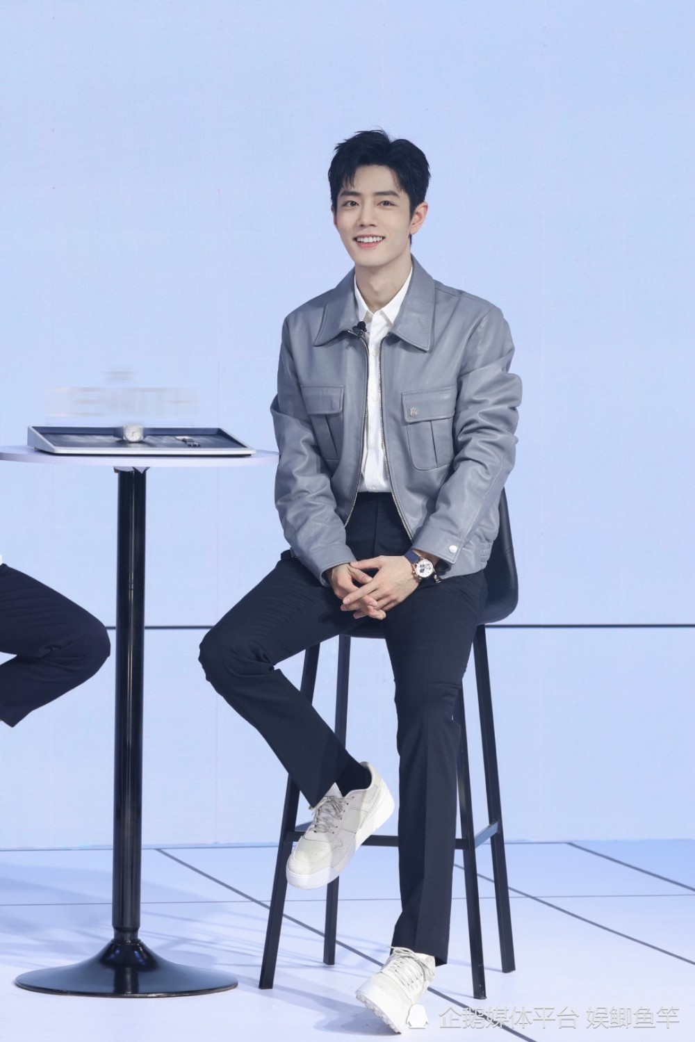 当红炸子鸡肖战新动态直播美貌犯规好想把他从屏幕里抓出来当男朋友呀