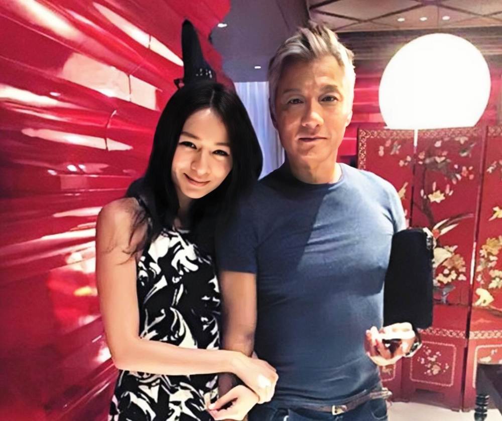 42岁明道与老婆罕见同框秀恩爱，老态明显面容憔悴，未带两岁儿子