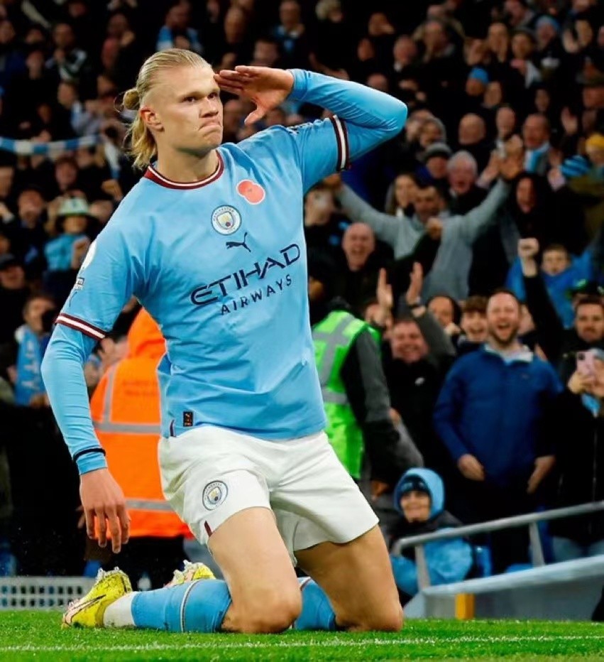 英超第18球哈兰德读秒绝杀后脱衣庆祝瓜帅嗨翻了振臂挥拳怒吼