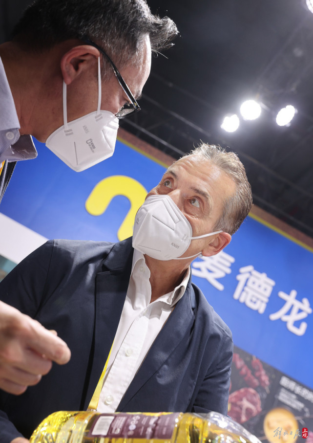 坐镇麦德龙展台 新上海人蔡天乐把握每一次进博会机遇_腾讯新闻