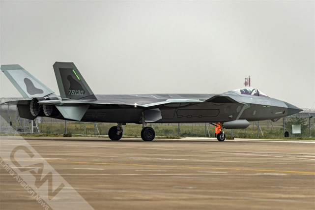 2022中国航展歼20鹰击长空摄影门广阔