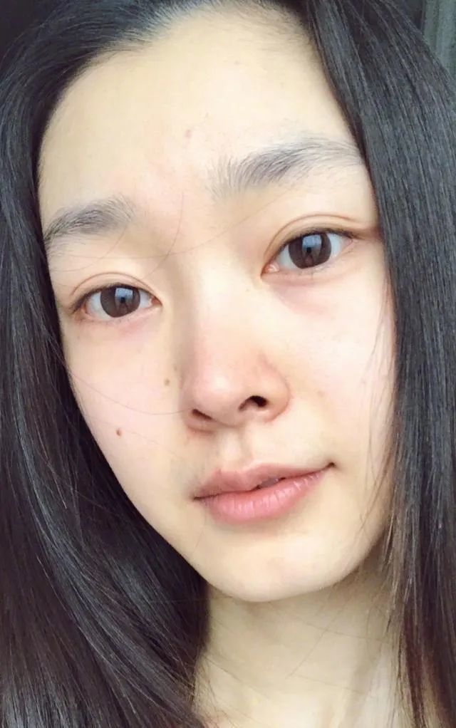 宋轶也是不怕怼脸素颜自拍的,在她本人的晒照里,常常看见素颜照,脸上