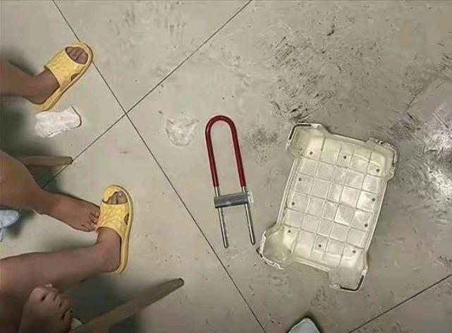 两女子插锁锁脖,搞喝酒生死局,惊动110和消防队,审美,还是审丑?