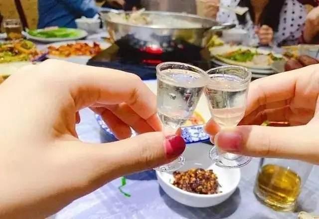 两女子插锁锁脖,搞喝酒生死局,惊动110和消防队,审美,还是审丑?