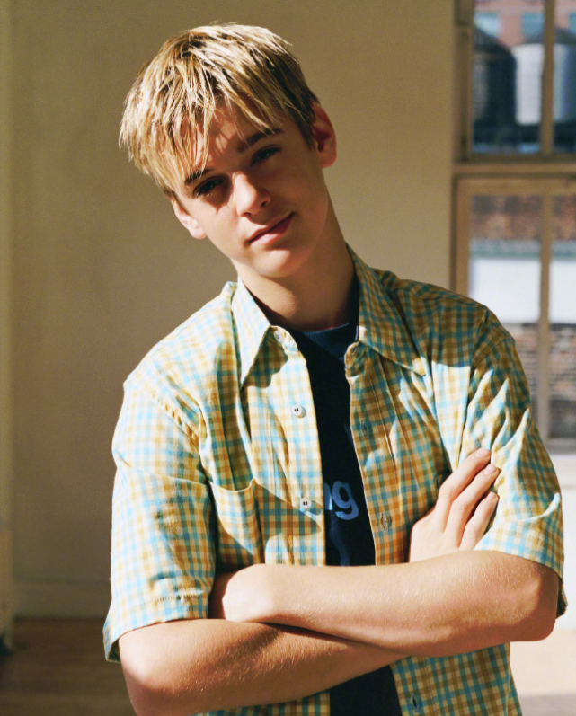 据外媒11月6日报道,美国知名歌手亚伦·卡特(aaron carter)在家中浴缸