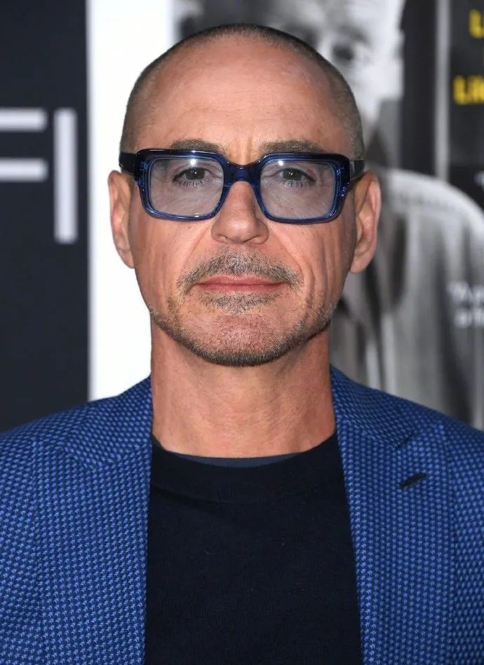 小罗伯特·唐尼光头造型公开亮相,都是因为太宠孩子了_腾讯新闻