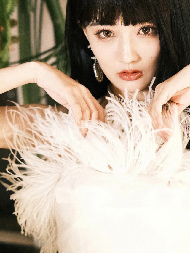 徐璐这打扮可真洋气,一袭白色抹胸礼服性感成熟,精致大气