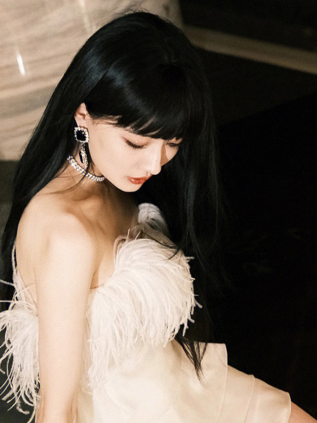 徐璐这打扮可真洋气,一袭白色抹胸礼服性感成熟,精致大气