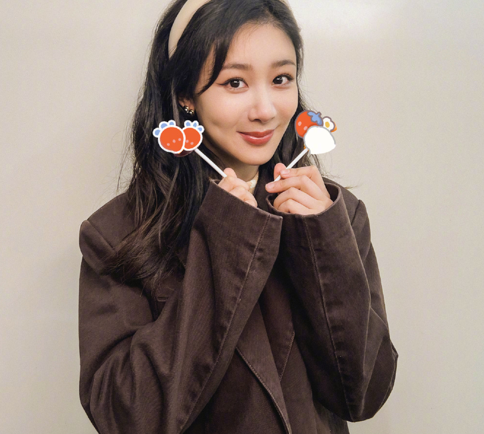 杨紫晒30岁庆生照,披秀发灿笑明媚动人,三十而立尽显成熟美-腾讯新闻