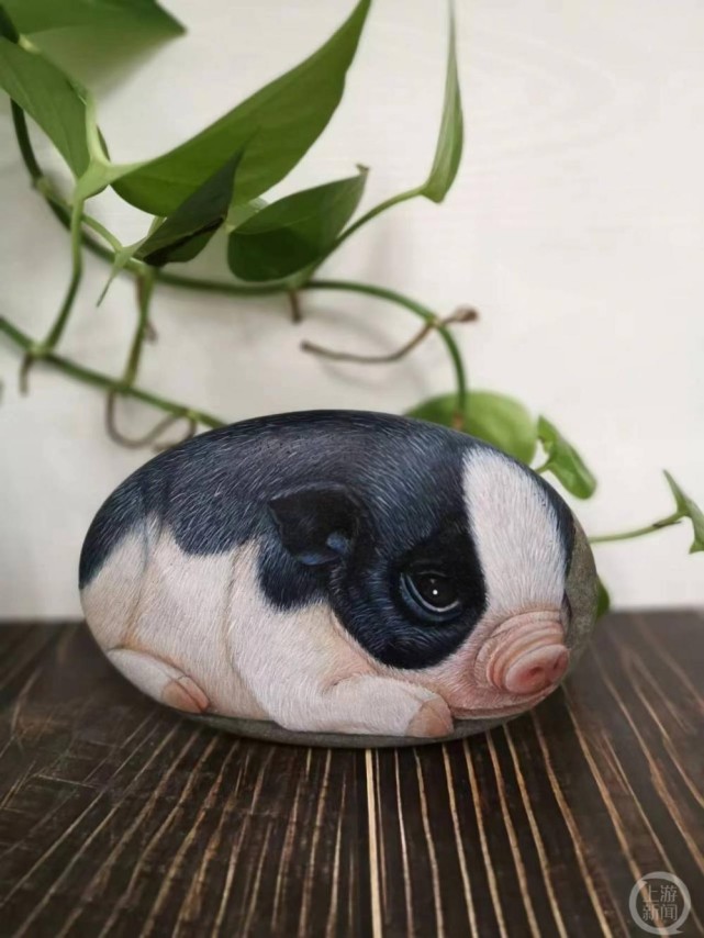 女子石头上创作"动物王国",纤毫毕现惊艳网友