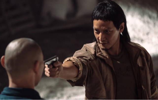 《除暴》里面的造型就挺丑的,演的还是个悍匪团伙"老鹰帮"的老大张隼