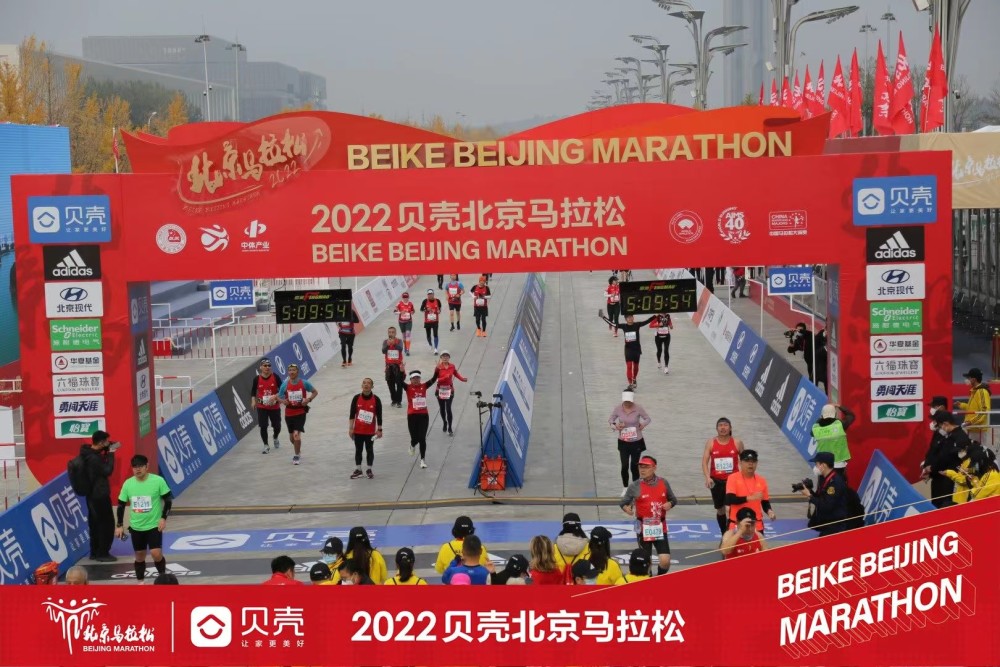四位资深跑友谈北京马拉松 场面很震撼 感恩疫情期间能如期举行 腾讯新闻