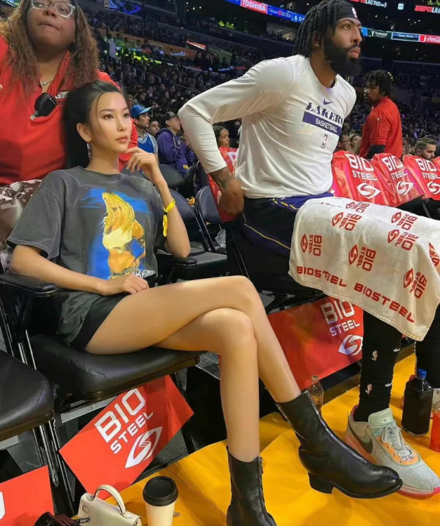 湖人美女球迷再现身!在詹姆斯,浓眉身旁观赛,身材高挑颜值姣好