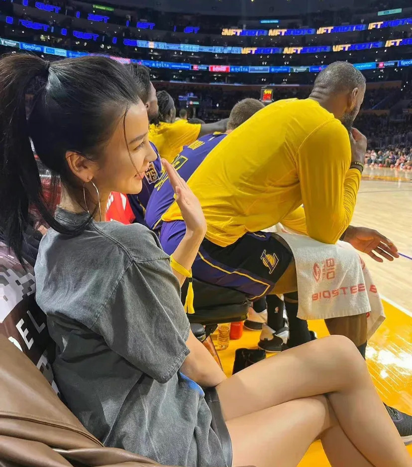 湖人美女球迷再现身!