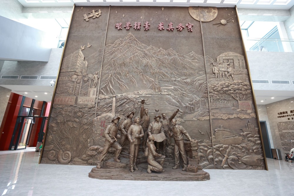 11月5日,中国地质大学(武汉)校史馆开馆,馆内一座地质工作者雕塑引人