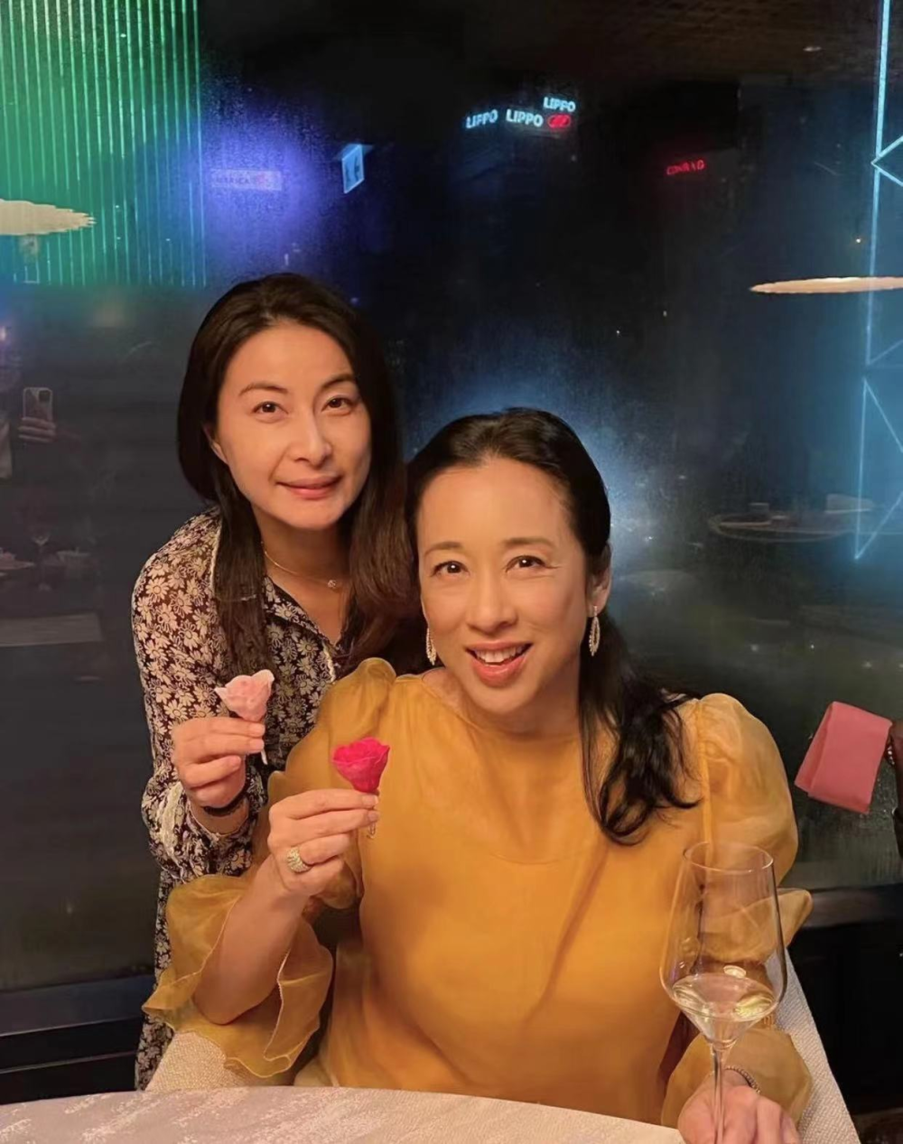 郭晶晶一家四口看球賽，穿舊衣素顏出鏡，倆兒女高顏值似港姐奶奶付剛王吉營看守所挨打全國人大副主任