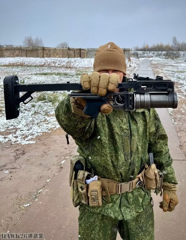一名俄军士兵展示自己改装的gp25型40mm榴弹发射器,可以满足单独使用