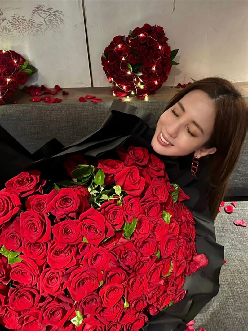 女星张艾亚秘密闪婚大7岁老公是10年前旧爱旧情复燃不到1年