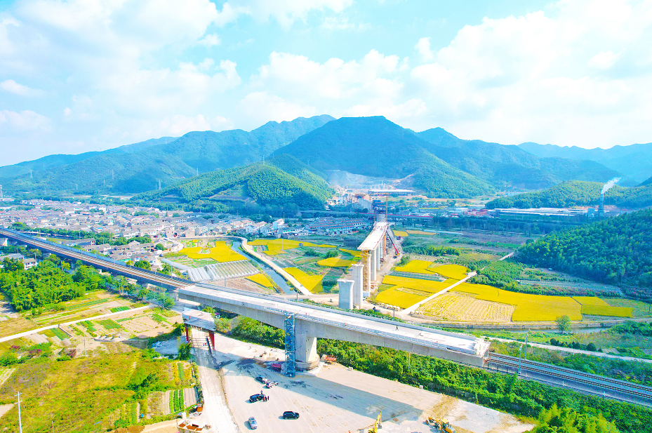 这条铁路成功上跨甬台温铁路