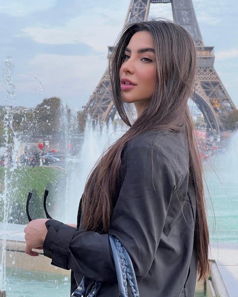 巴西24岁女模特在埃菲尔铁塔前拍照,因穿着遭阻止,引发热议