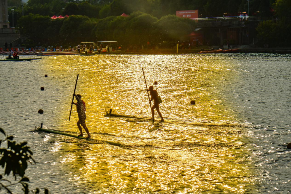 【民族体育炫】脚踏独竹"一苇渡江" 广西独竹漂尽显"水上功夫"_腾讯