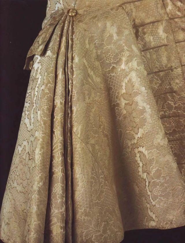 18世纪欧洲洛可可礼服时装细节