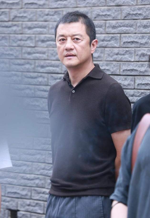 51岁李亚鹏为立冬呐喊!晒妻女正面生活照,一家三口其乐融融_腾讯新闻