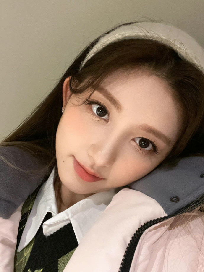 ive成员金秋天长发造型自拍照图片合集-中小企业实战军师插图5