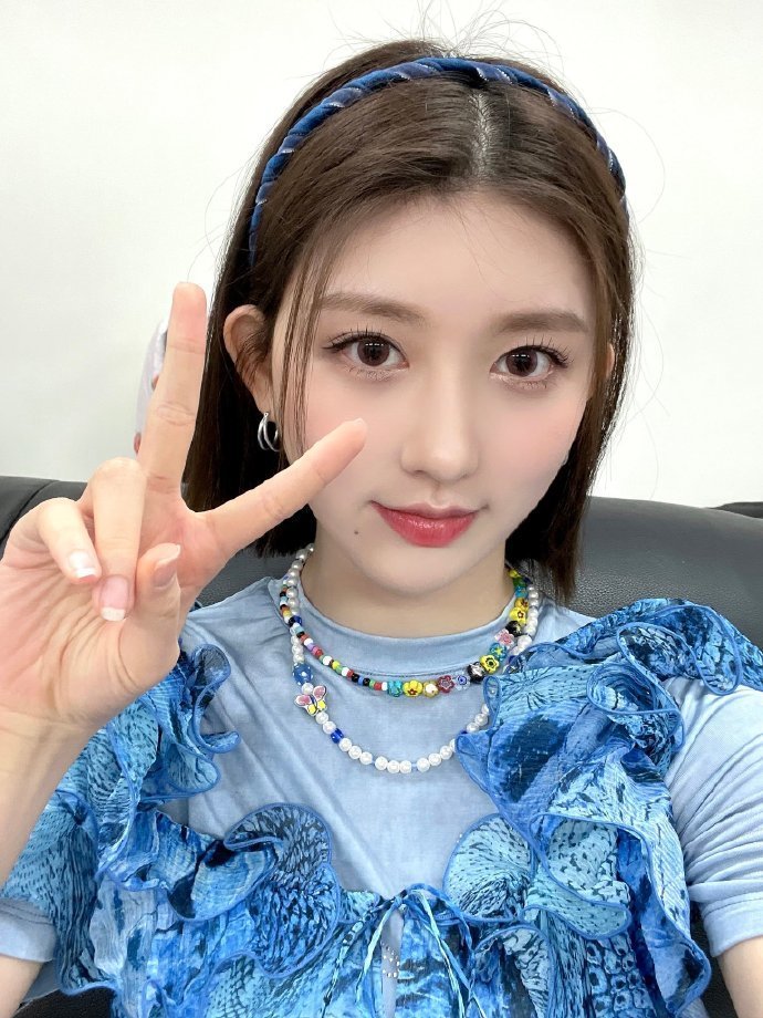 ive成员金秋天长发造型自拍照图片合集-中小企业实战军师插图1