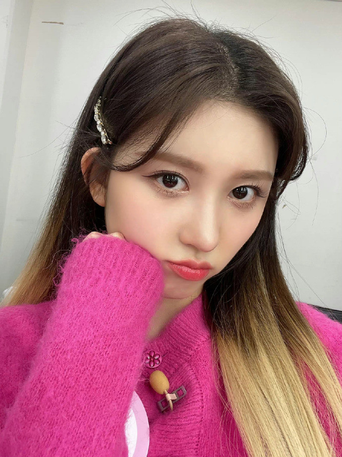 ive成员金秋天长发造型自拍照图片合集-中小企业实战军师插图3