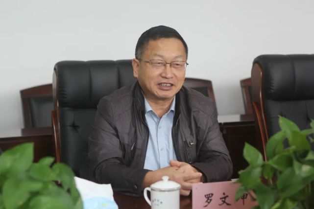 仪式上,县检察院党组成员,政治部主任聂华介绍了朱胜文,罗文坤两名