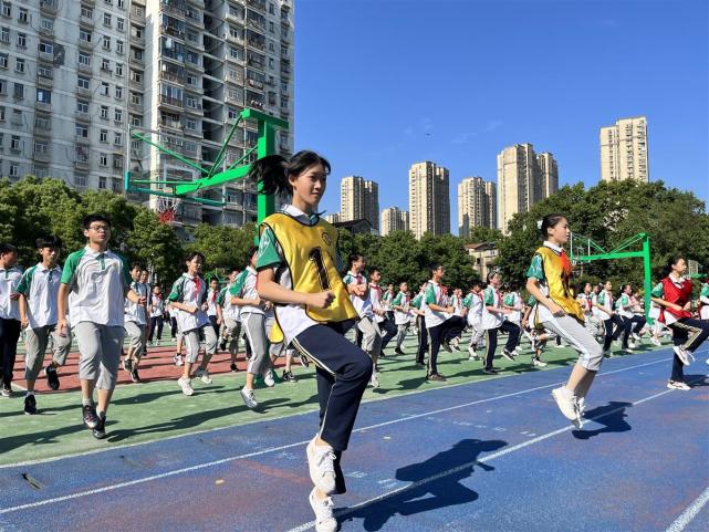 双减创新案例|《本草纲目》健身操跳进大课间,这所中学让每名学生拥有