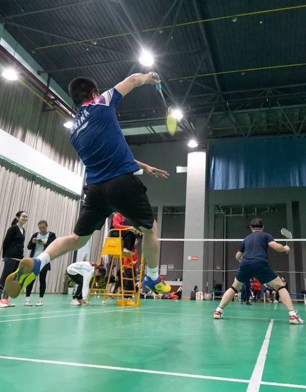 资产后保队雷志鸣老师,张静全老师神贯注投入比赛(刘博文 摄)▲外国