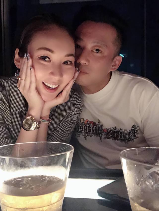 她2011年与歌手吴浩康分手后,曾和导演叶念琛及富二代林忠豪传过绯闻