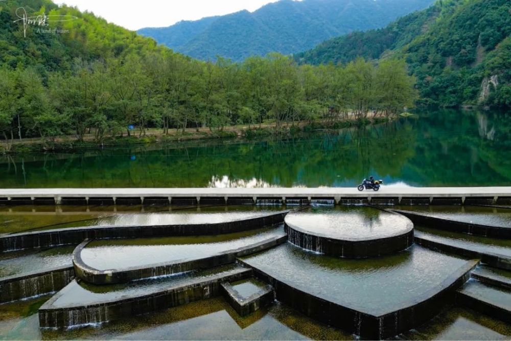 坝的"莲花坝",因为现在是涸水期,在小瀑布景观上就比平时要逊色一些