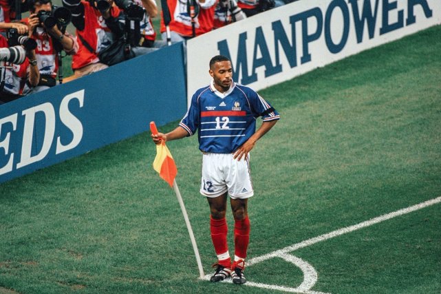 亨利亨利是法国足球史上最优秀的前锋之一,效力过尤文,阿森纳,巴萨等