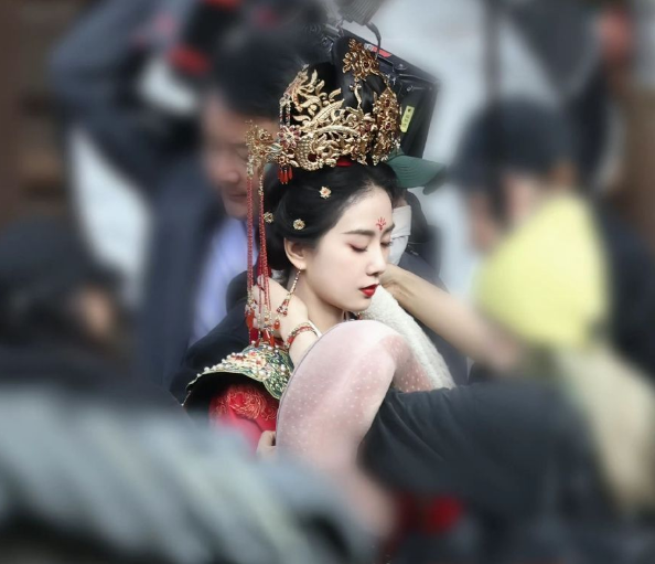 刘诗诗《一念关山》婚服造型好美!红衣梦回若曦,白衣气质出尘!